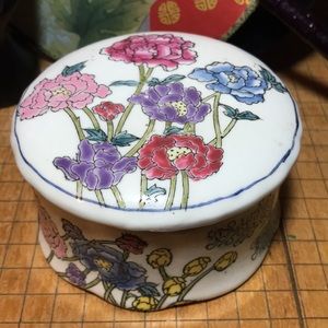 Chinese Ceramic Jewelry Box Floral Macao Style Multicolor Midcentury 4”Dx2-3/8”H